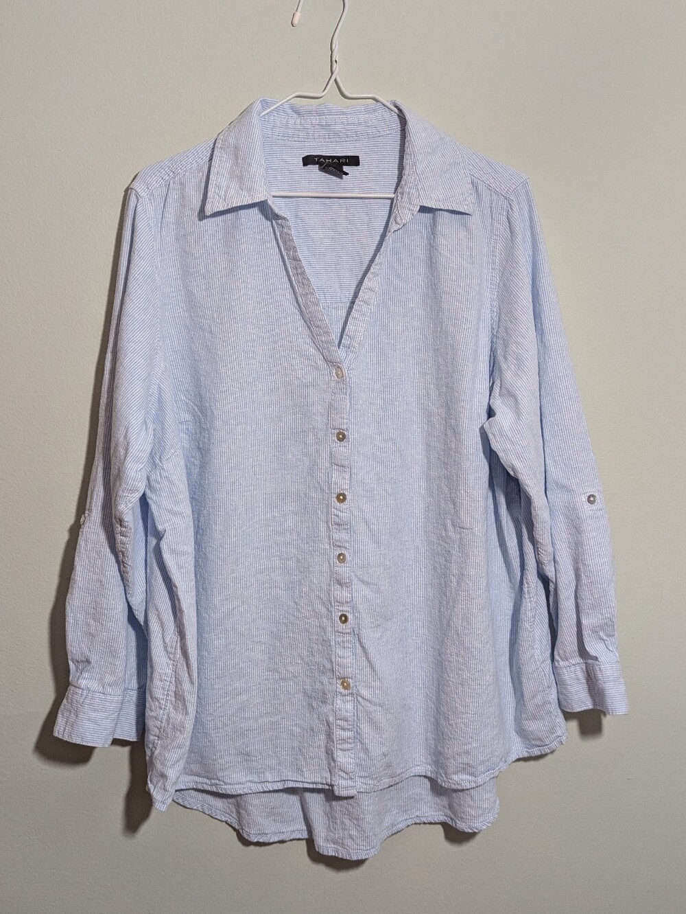 TAHARI Women's 1X Blue White Seersucker Linen Blend Button Front Blouse